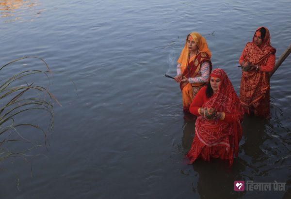 उदाउँदो सूर्यलाई अर्घ्य दिँदै चैती छठ सम्पन्न