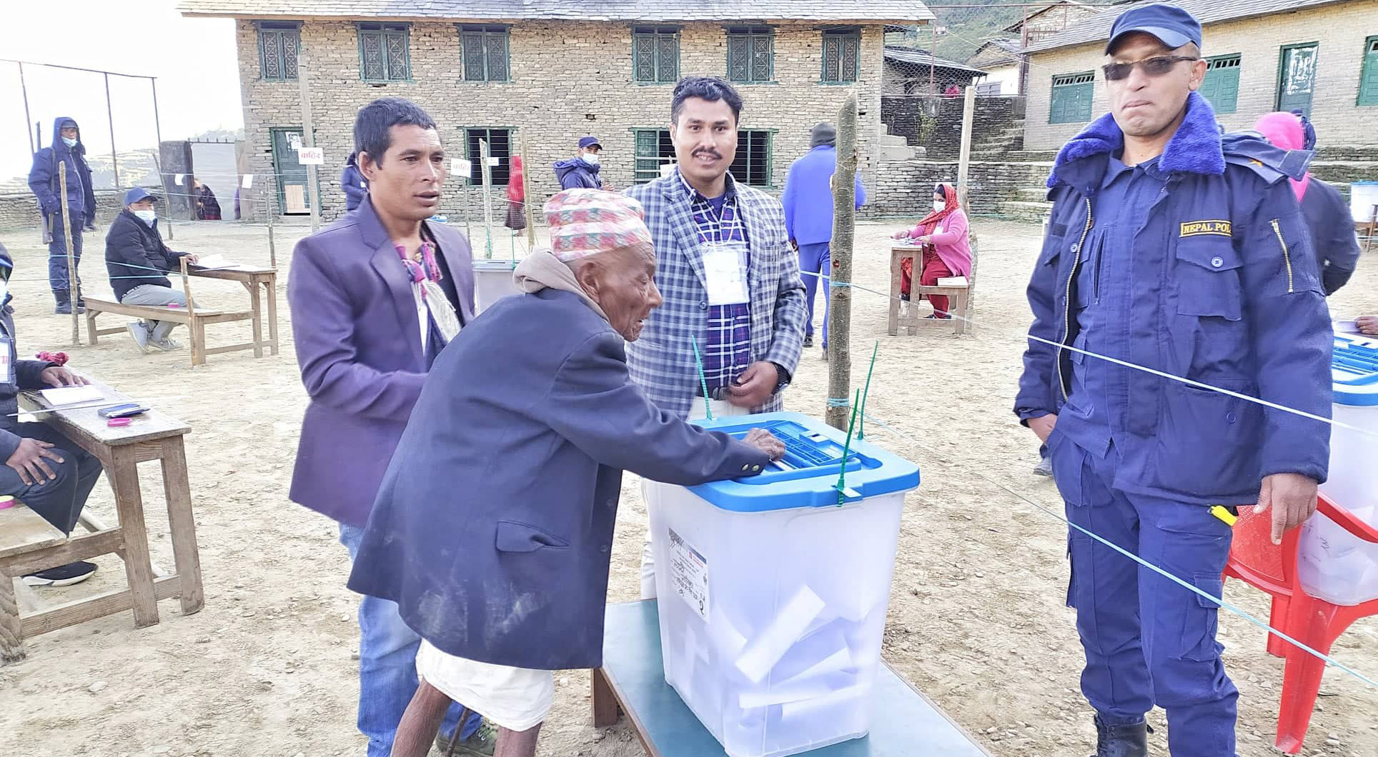 म्याग्दीमा १०७ वर्षीय वृद्धले गरे मतदान
