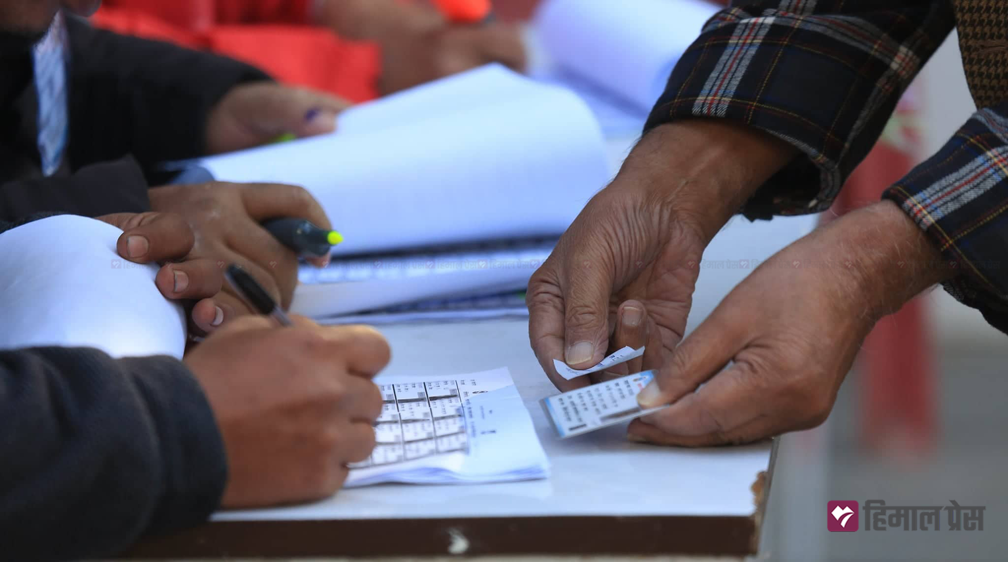 सुनसरीमा मतदान जारी, ४९ प्रतिशत मत खस्यो