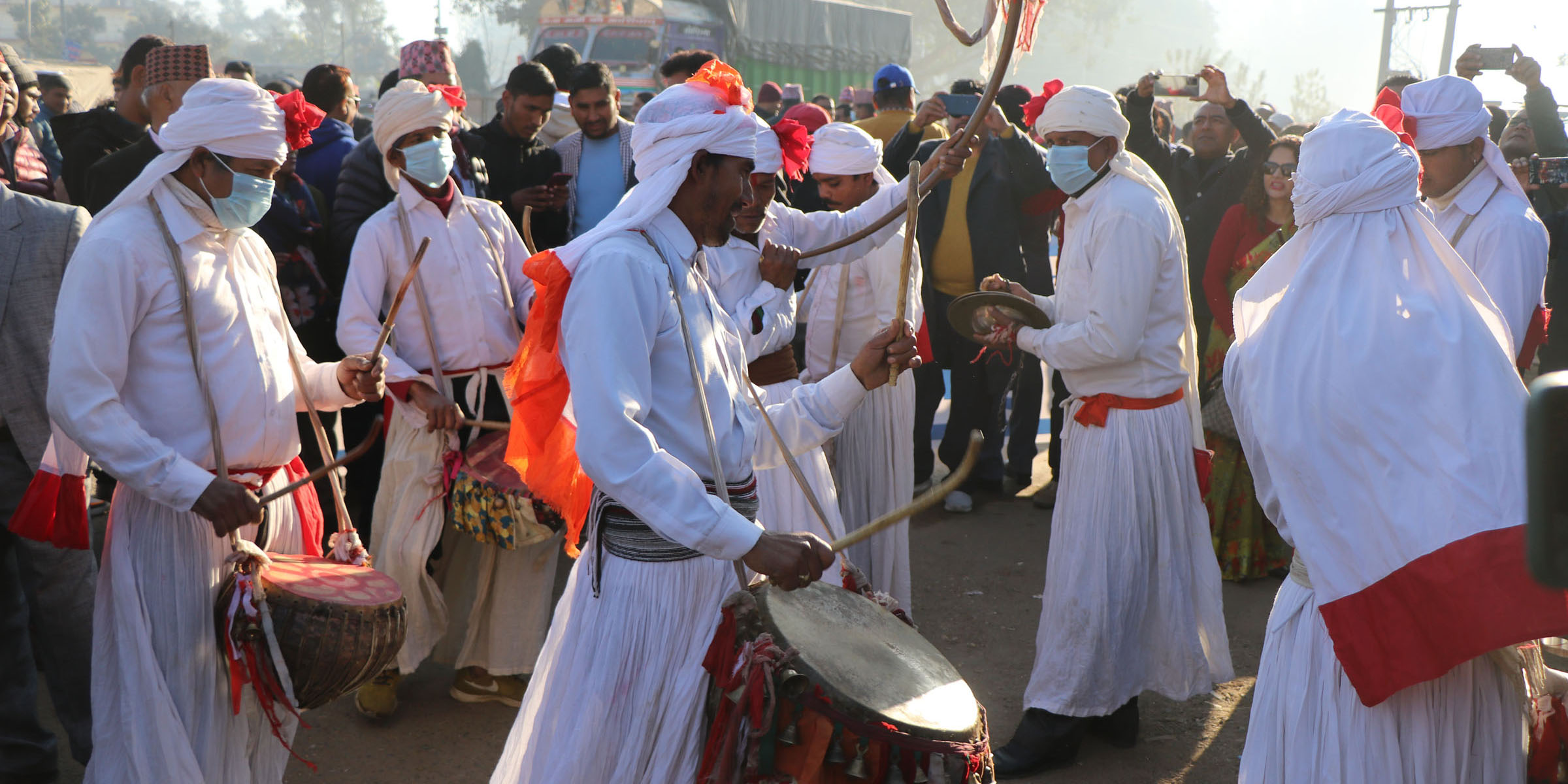 यसरी नाचिन्छ हुड्के