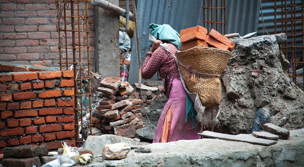नारी दिवसको ‘तामझाम’ले छोएन बाँकेका श्रमिक महिलालाई