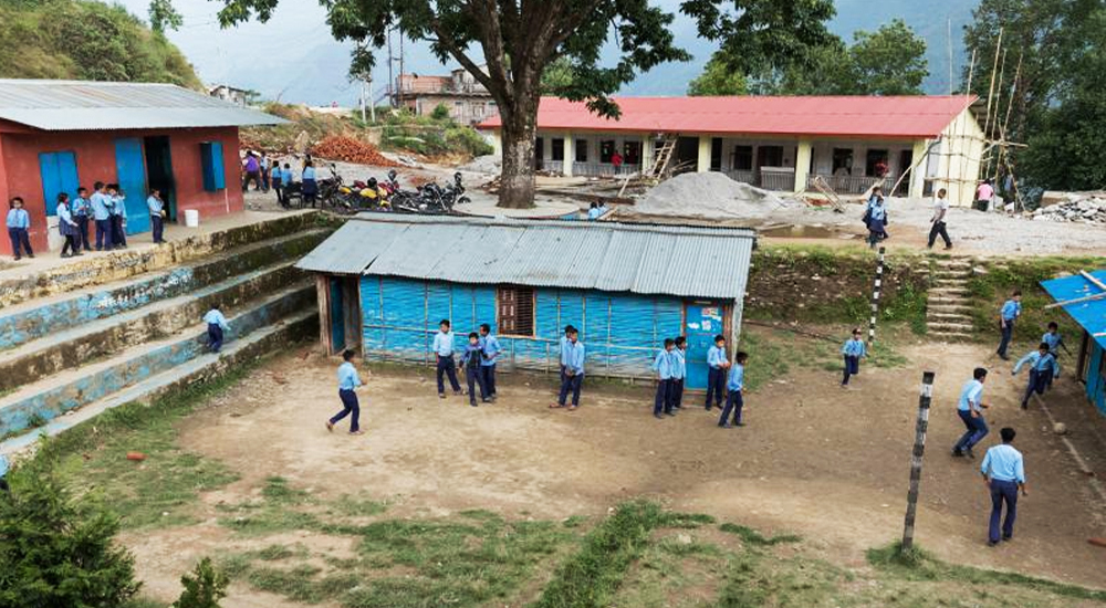 जाडो बढेसँगै मनाङमा विद्यार्थी बेंशी झर्न थाले