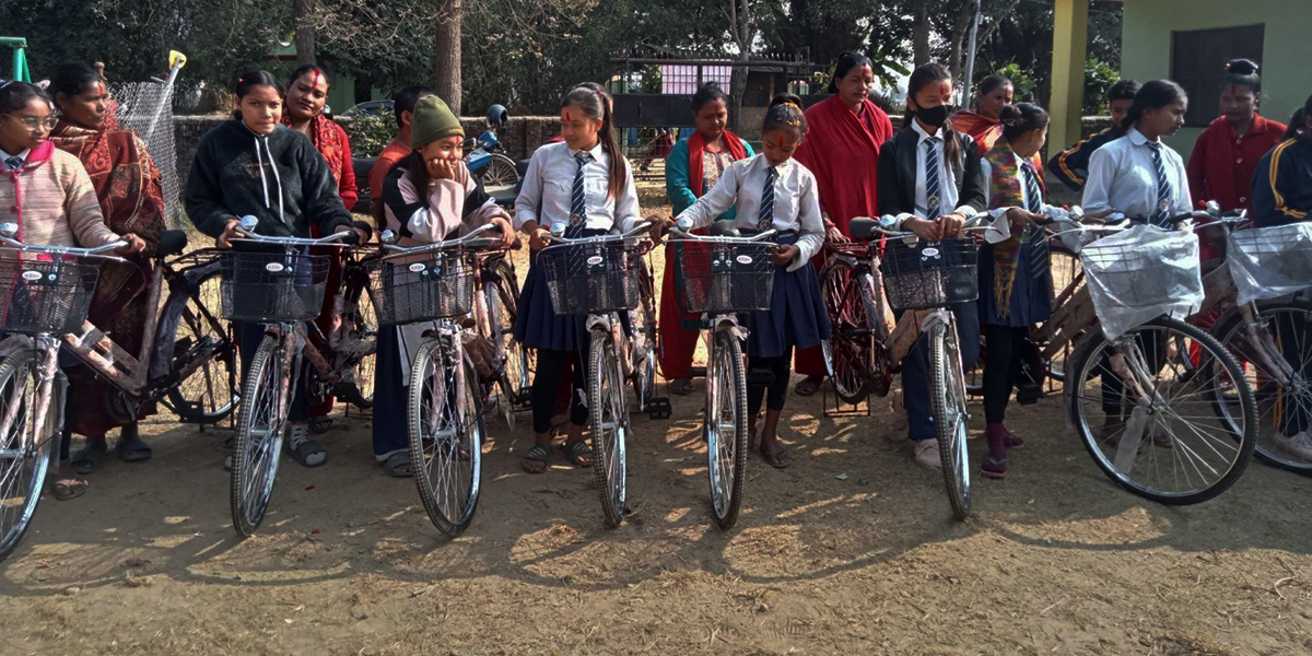 दाङका विपन्‍न तथा दलित छात्रालाई साइकल वितरण