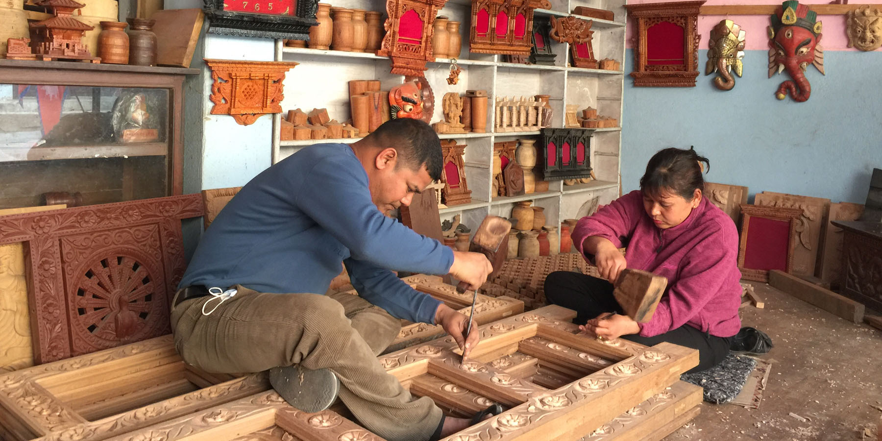 काठमा कला भरेर जीवन धान्‍ने दम्पती