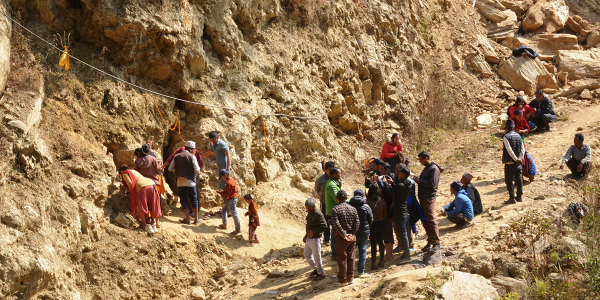 गुफाभित्रको कलात्मक आकृति