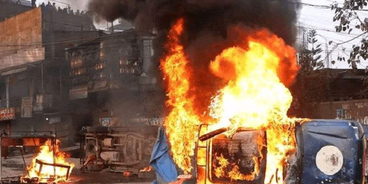 बालाजु औद्योगिक क्षेत्र तनावग्रस्त : मजदुरले जलाए प्रहरीको भ्यान