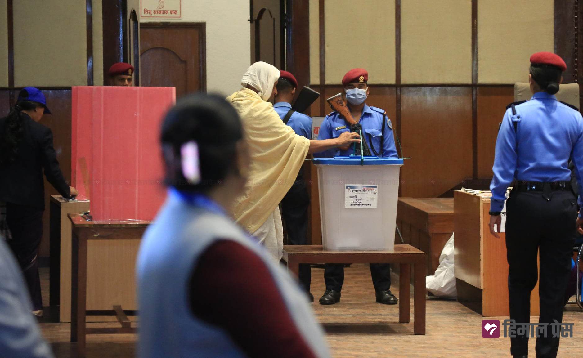 बाबुको किरिया बसेका सांसदले गरे मतदान