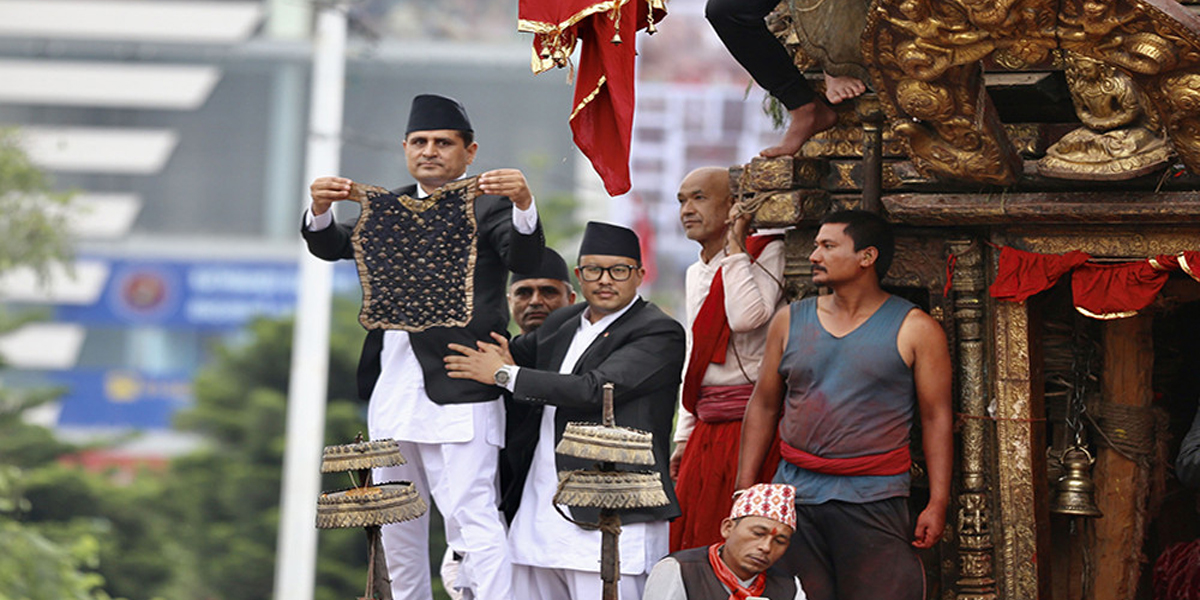 रातो मत्स्येन्द्रनाथको भोटो देखाइँदै