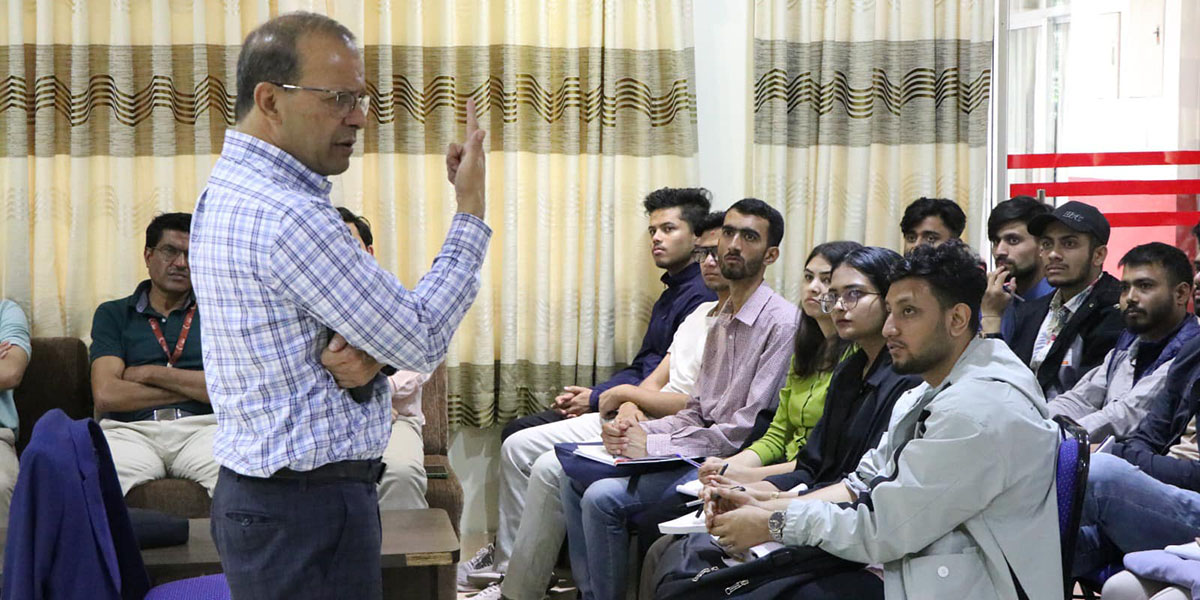 पढाउन थाले मिनेन्द्र रिजाल [तस्बिरहरू]