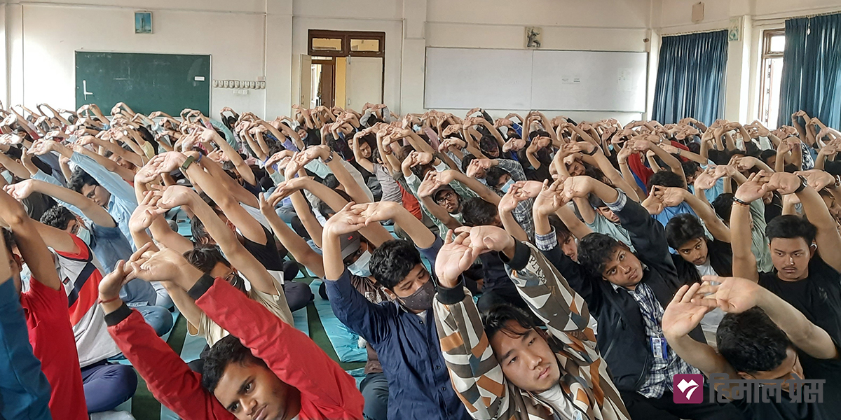 काठमाडौँ इन्जिनियरिङ कलेजमा नियमित योग अभ्यास [तस्बिरहरू]