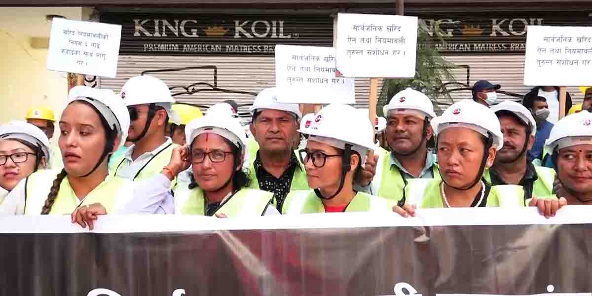 माग पूरा गराउन निर्माण व्यवसायीले गरे बालुवाटारमा प्रदर्शन