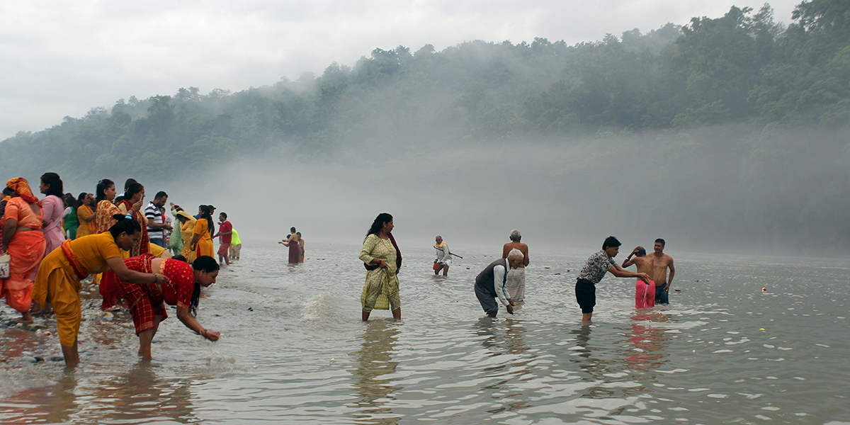 देवघाटमा स्‍नान गर्नेको भीड