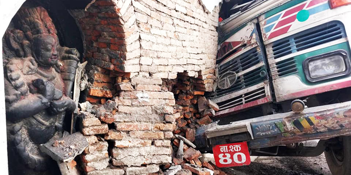 काठमाडौँको महाँकाल मन्दिरमा ट्यांकर ठोक्किँदा चालक घाइते