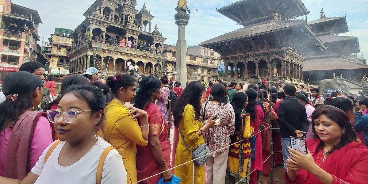 पाटनको कृष्ण मन्दिरमा भक्तजनको घुइँचो