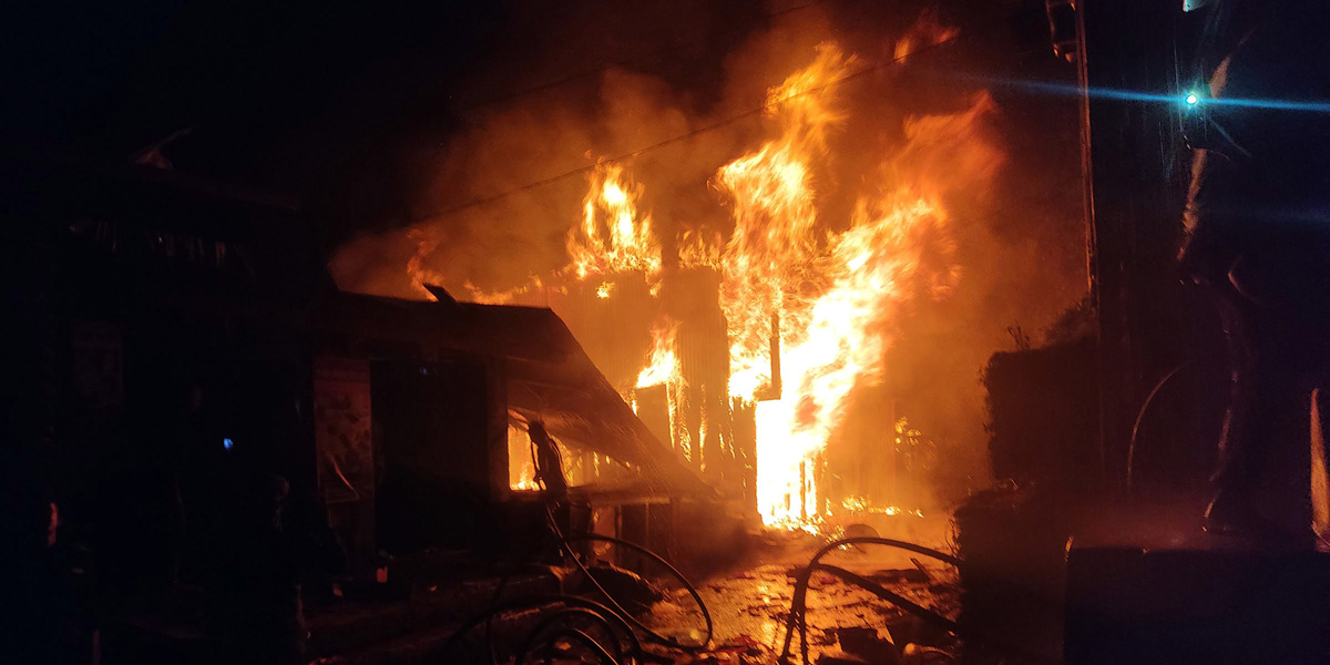 गमगढी बजारमा आगलागी हुँदा ६ घर जलेर नष्ट