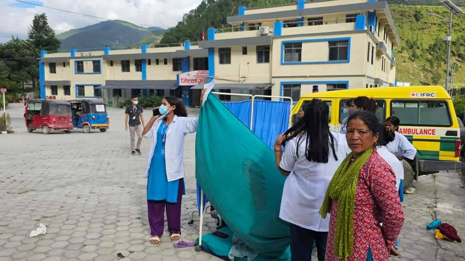बझाङ भूकम्प अपडेट : व्यथा लागेकी गर्भवतीलाई अस्पताल बाहिर ल्‍याएर सुत्केरी गराइयो