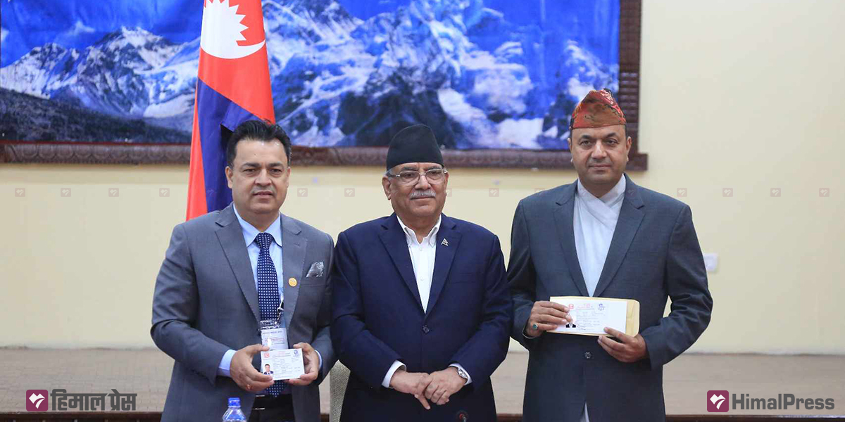 कुल आचार्यलाई पहिलो गैरआवासीय नेपाली नागरिकता