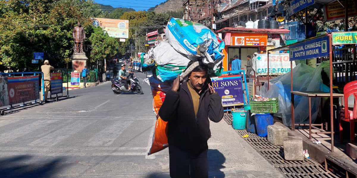 नैनीतालमा मजदुरी गर्ने नेपालीहरू भन्छन् : दसैँमा घर गए गुजारा कसरी गर्नु?