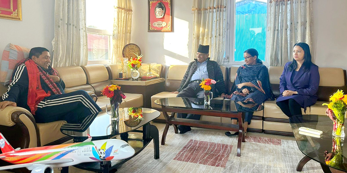 उपप्रधानमन्त्री श्रेष्ठलाई भेट्न प्रचण्ड पुगे मन्त्रीनिवास