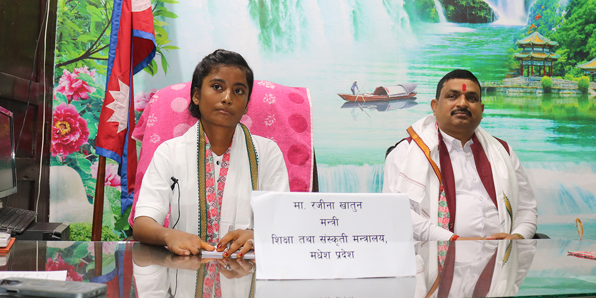कक्षा ९ की छात्रा बनिन् एकघन्टे शिक्षामन्त्री