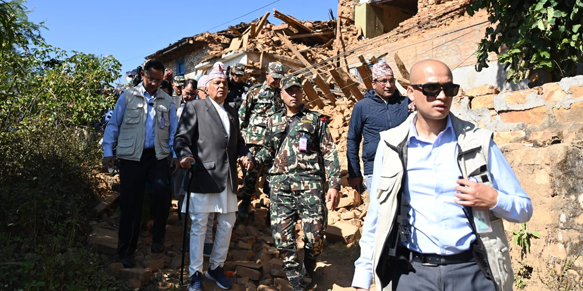 भूकम्पले तहसनहस बस्तीमा लौरो टेकेर पुगे राष्ट्रपति [फोटो फिचर]