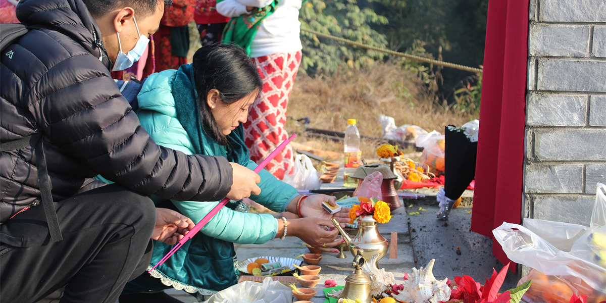 यती एयर दुर्घटनाको एक वर्ष : स्मृति स्तम्भमा भक्कानिए आफन्त