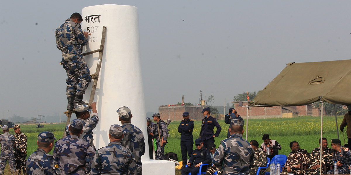 जंगे पील्लर रंगाउँदै सशस्त्र प्रहरी