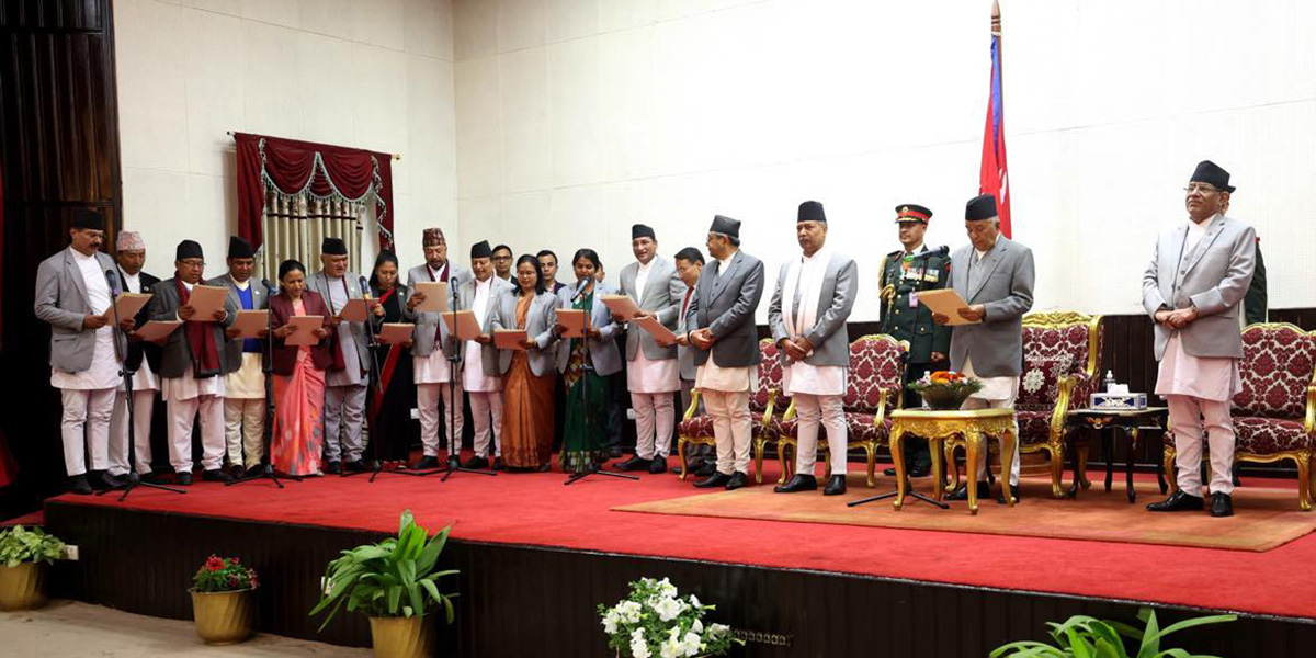 नवनियुक्त मन्त्रीले लिए शपथ