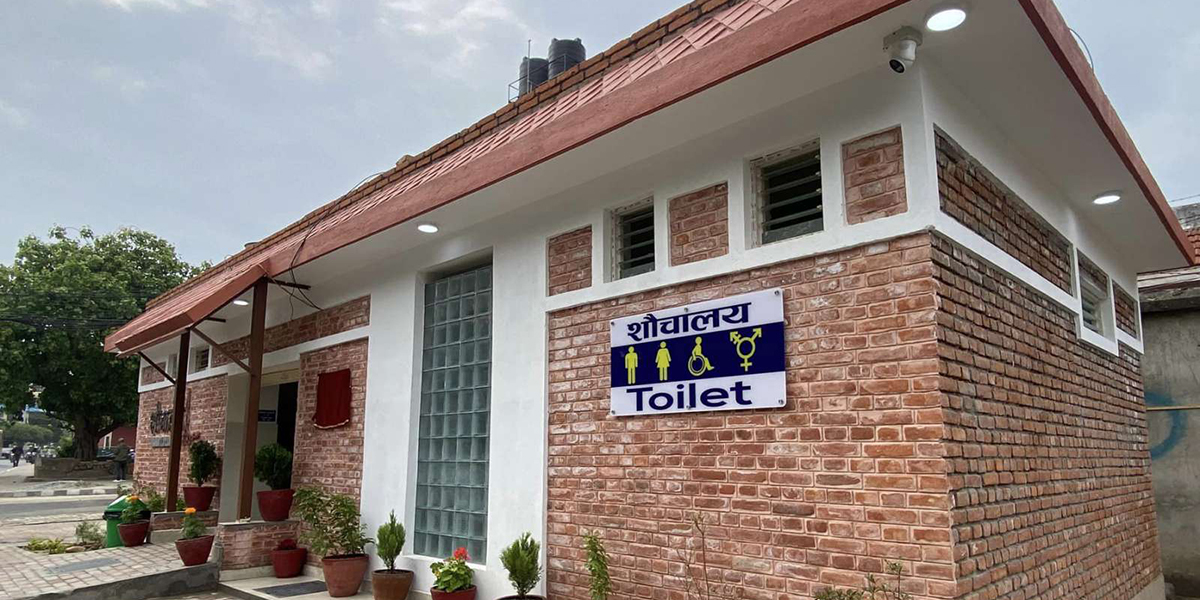 चिरीबाबुले बनाए स्नान कक्षसहितको सार्वजनिक शौचालय
