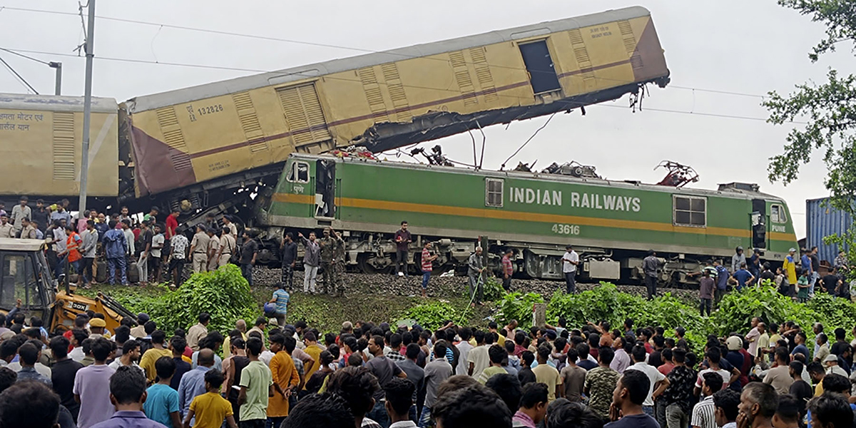 पश्चिम बंगालमा रेल दुर्घटना हुँदा कम्तीमा १५ जनाको मृत्यु