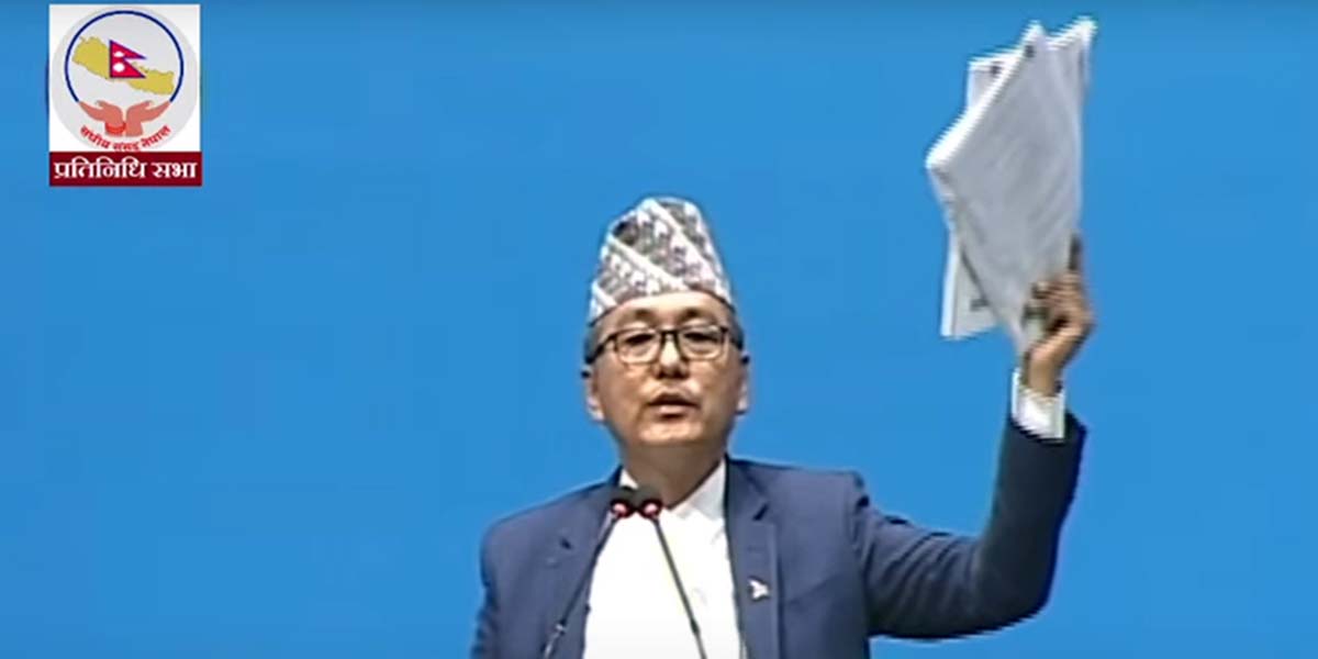 आफ्नो क्षेत्रमा बजेट पारेकोमा भौतिक पूर्वाधारमन्त्रीसँग आक्रामक लिङ्देन, रोस्टममै च्याते बजेट पुस्तिका