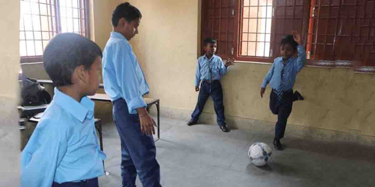 काठमाडौँकै विद्यालयमा छैन खेलमैदान : कक्षा कोठाभित्रै फुटबल