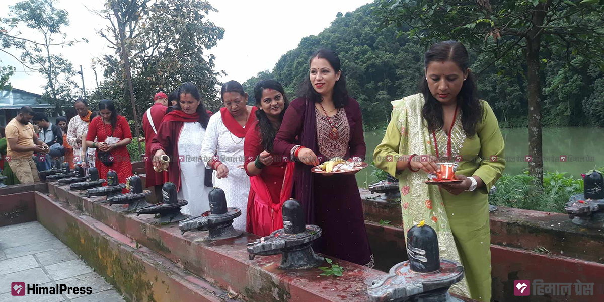 शिव मन्दिरमा भक्तजनको घुइँचो [तस्बिरहरू]