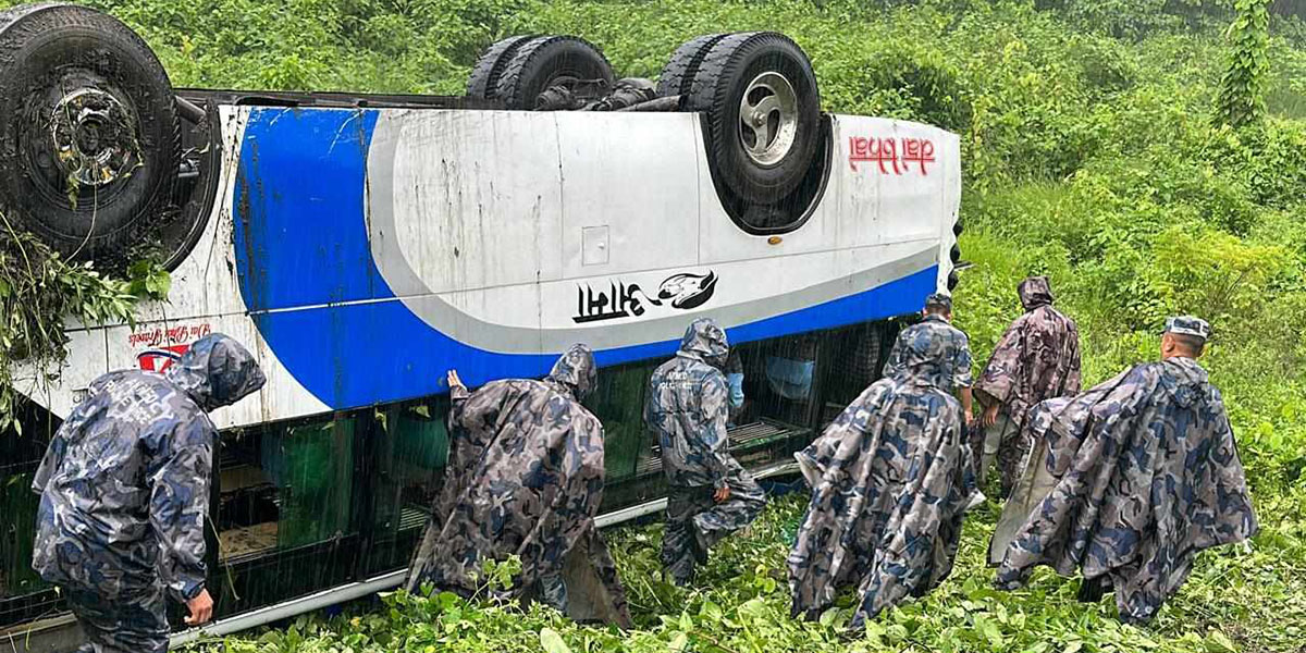 बारामा बस दुर्घटना, १३ जना घाइते