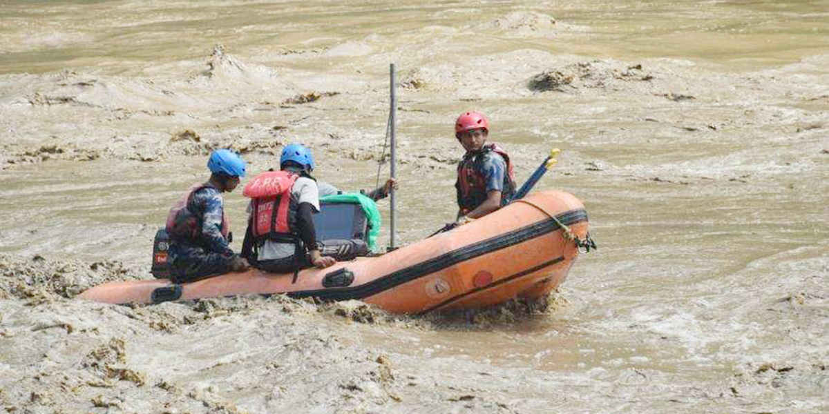 बस दुर्घटनाका बेपत्ता खोज्न गण्डक ब्यारेजसम्म पुगे ३०१ सशस्त्र प्रहरी [भिडिओसहित]