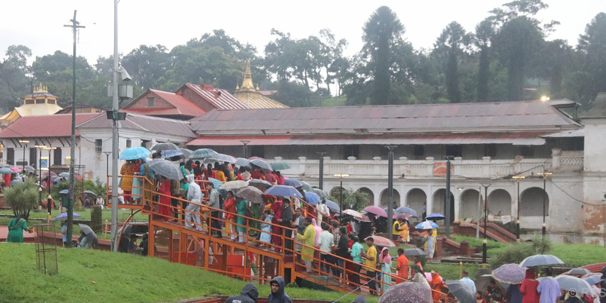 साउनको अन्तिम सोमबारमा पशुपतिमा दर्शनार्थीको घुइँचो