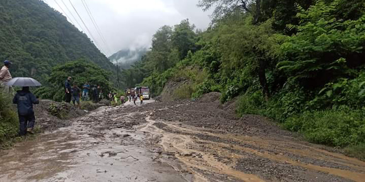 फिस्लिङमा पहिरो खस्दा मुग्लिन-काठमाडौँ सडक अवरुद्ध