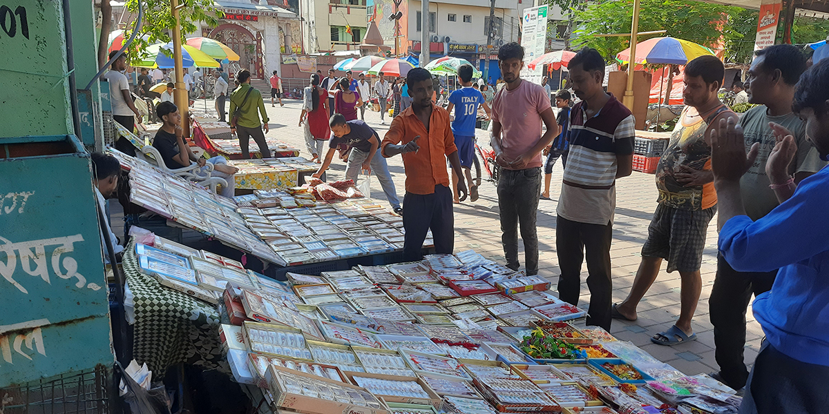 विस्थापित भयो हातले बुन्ने राखी