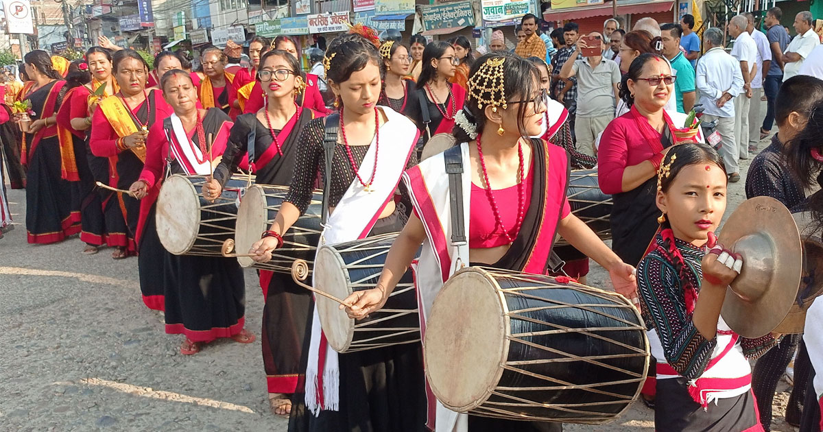 कलश यात्रामा बाजा बजाउँदै युवती