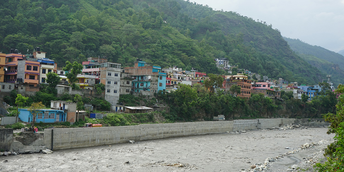 बाढी नियन्त्रण गर्न पक्की पर्खाल निर्माण