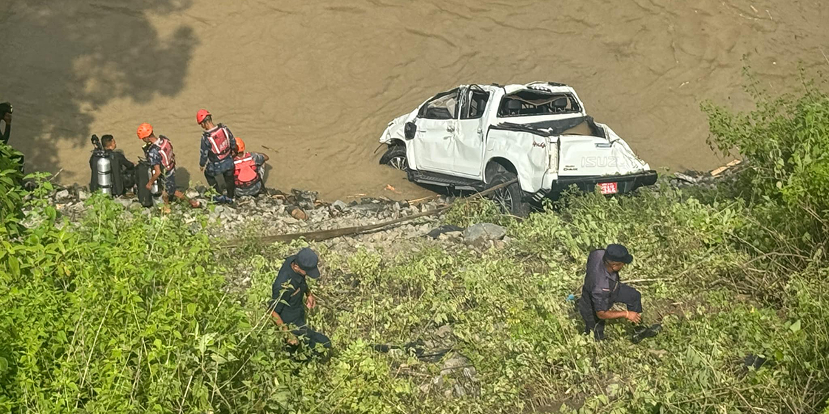 सुनकोशीमा खसेको गाडी निकालियो, अझै तीनजना नदीमै बेपत्ता