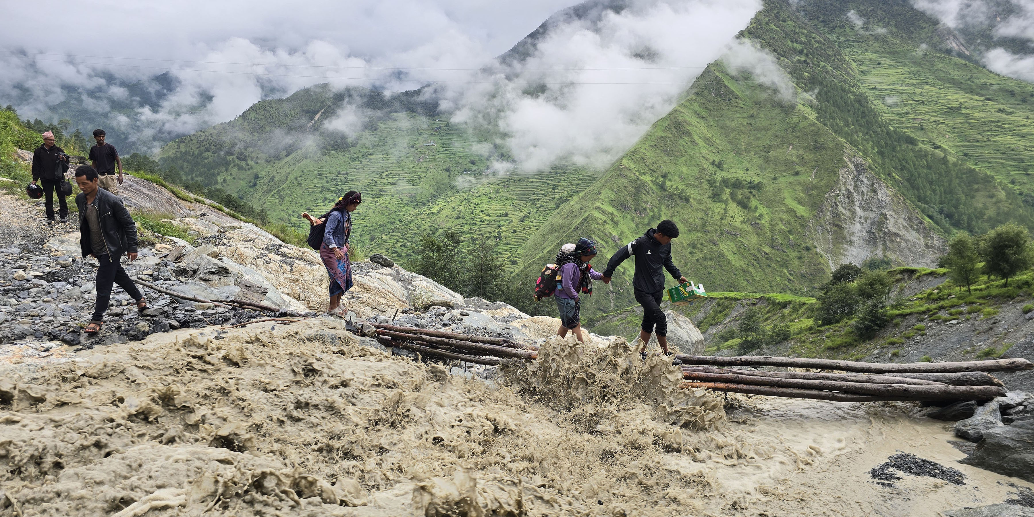 घट्टेखोलामा जोखिमपूर्ण यात्रा (तस्बिरहरू)