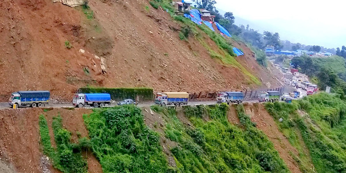 नागढुंगा नजिक पहिरो, यातायात सेवा अवरुद्ध