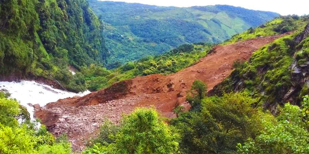 ताप्लेजुङमा पहिरोले बगायो दुई घर