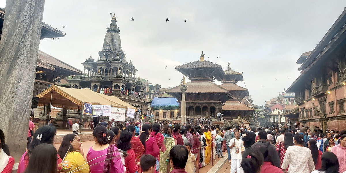 पाटनको कृष्ण मन्दिरमा दर्शन गर्न लामबद्ध भक्तजन