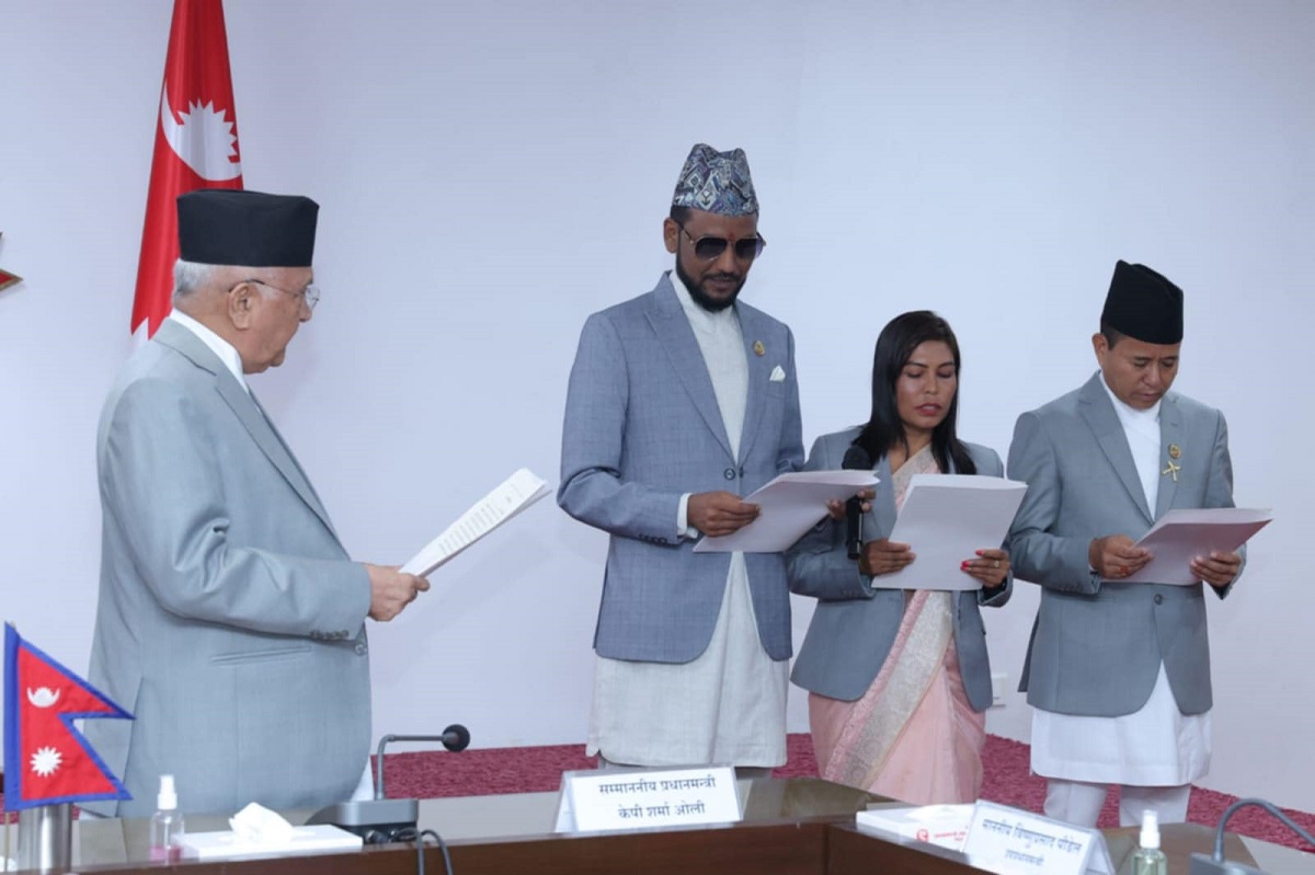 नवनियुक्त राज्यमन्त्रीले लिए शपथ