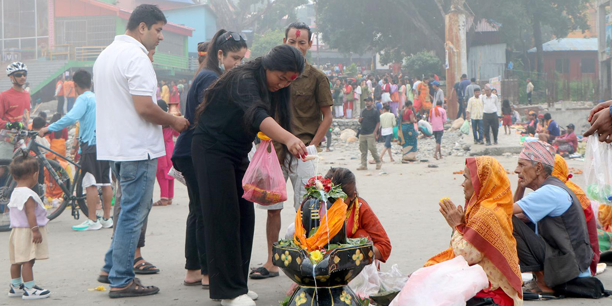 शिवलिंगमा पूजा गर्दै भक्तजन