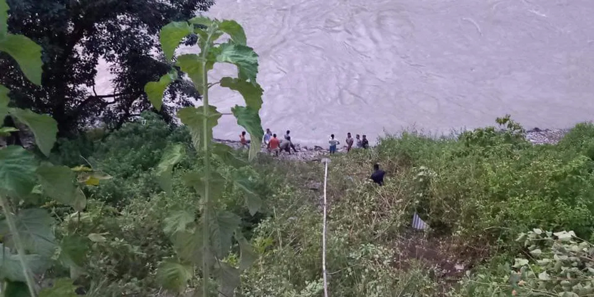 सुनकोशीमा कार खस्यो, एक जनाकाे उद्धार, तीन जना बेपत्ता