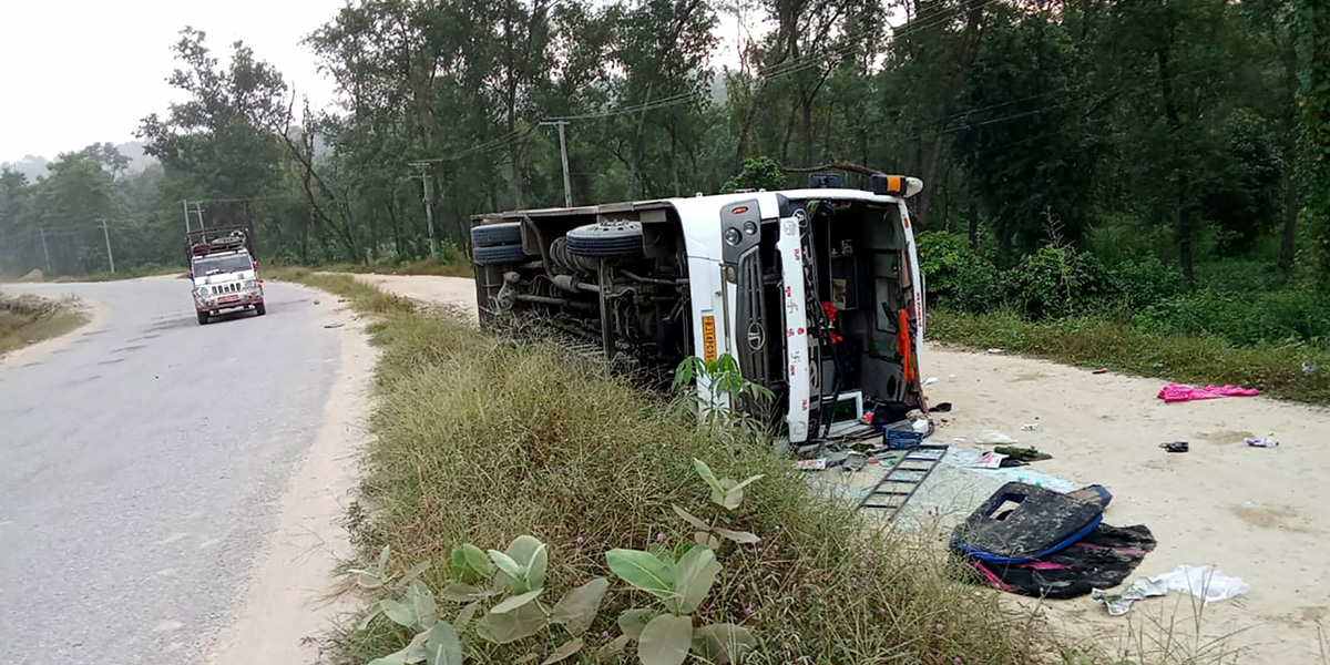 नवलपुरमा दुर्घटनाग्रस्त बस