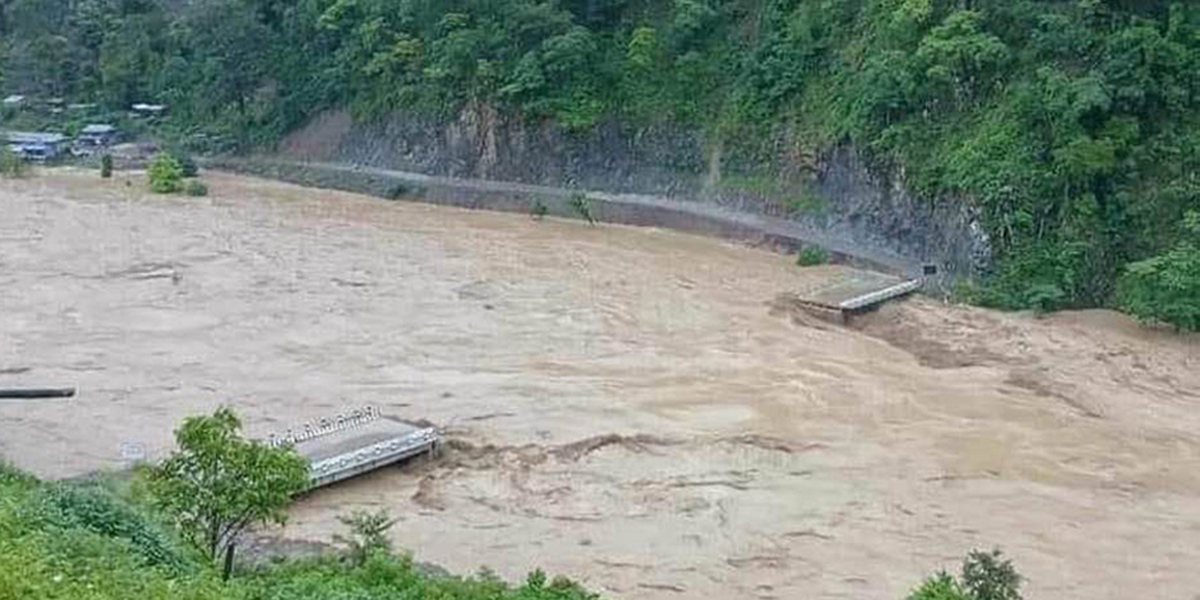 खोटाङमा पहिरोले ३३ घर पुरिए, तराईसँग सिधा सम्पर्कविच्छेद